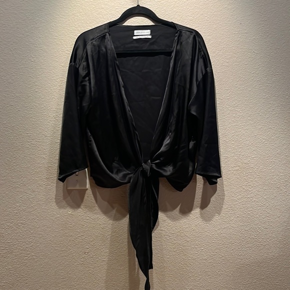 Urban Outfitters Women’s Silk-Like Black Blouse Kimono Style Cardigan Medium - Picture 2 of 9